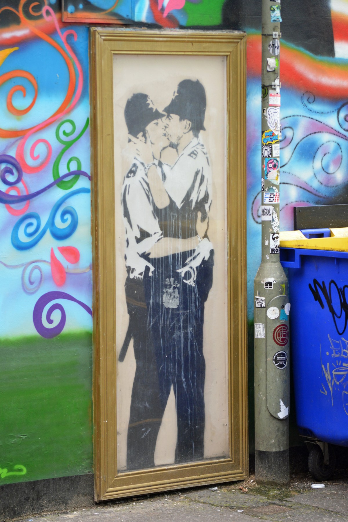 Vicki Burton : Banksy Kissing Policemen