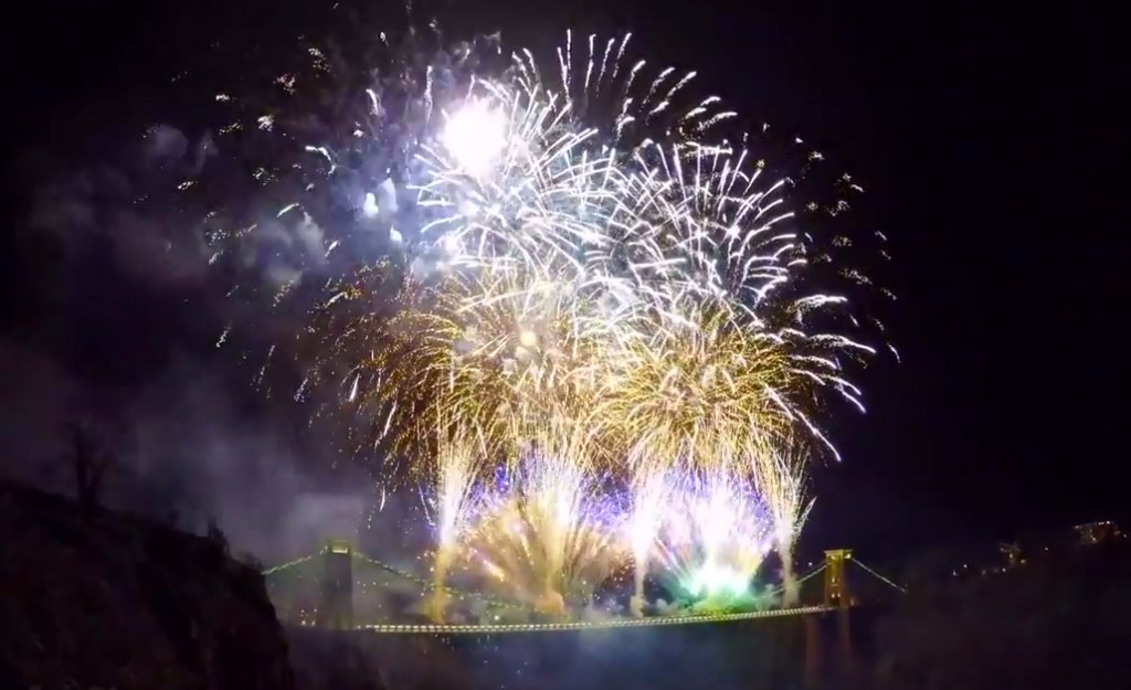 suspension bridge fuegos artificiales fireworks