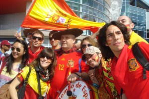 Españoles con banderas