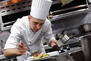 Chef preparando un plato en la cocina de un restaurante