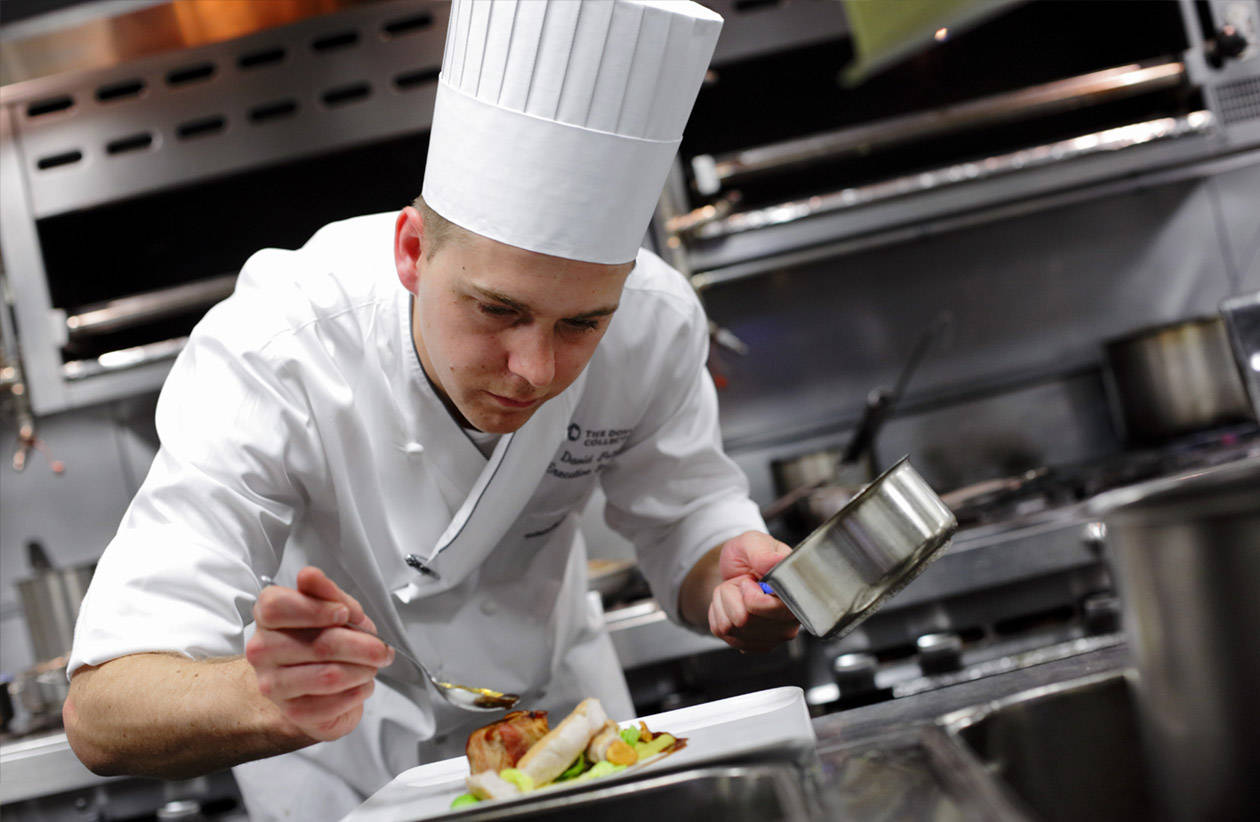 Chef preparando un plato en la cocina de un restaurante