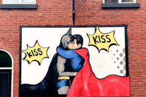 Street art: Beso de Batman y Superman en Manchester