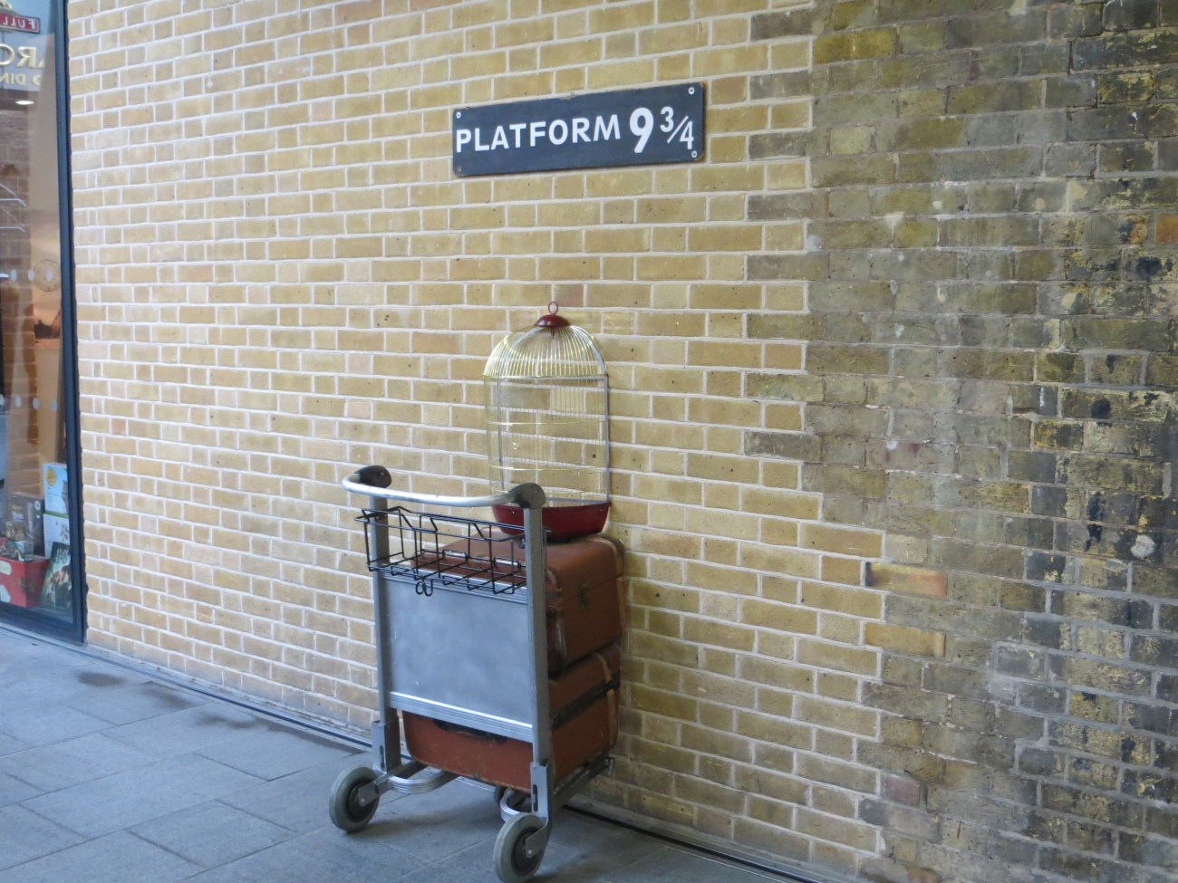 La Plataforma 9 de la estación de King's Cross, en Londres, representando la mítica escena de Harry Potter