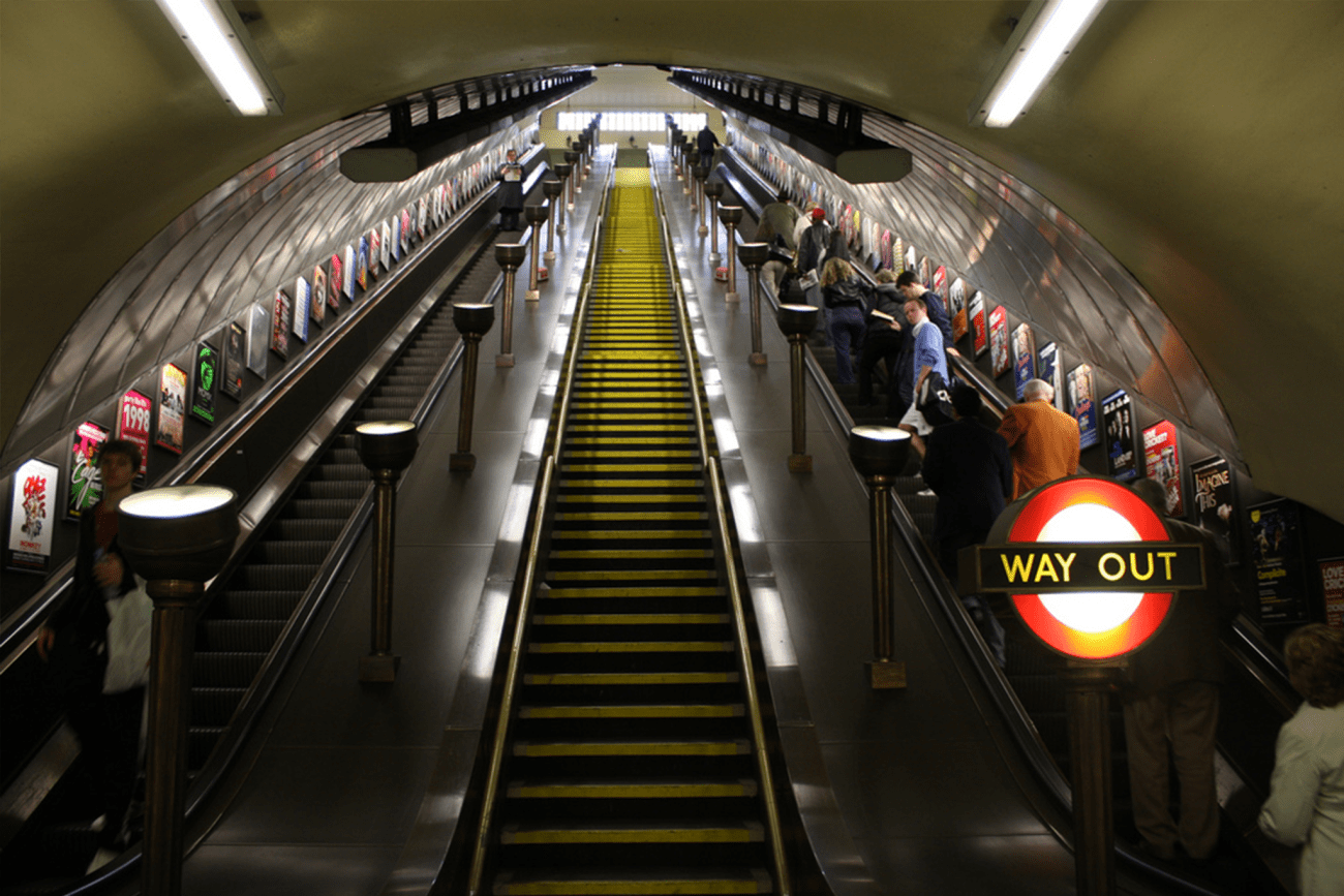 El metro de Londres y sus largas escaleras mecánicas