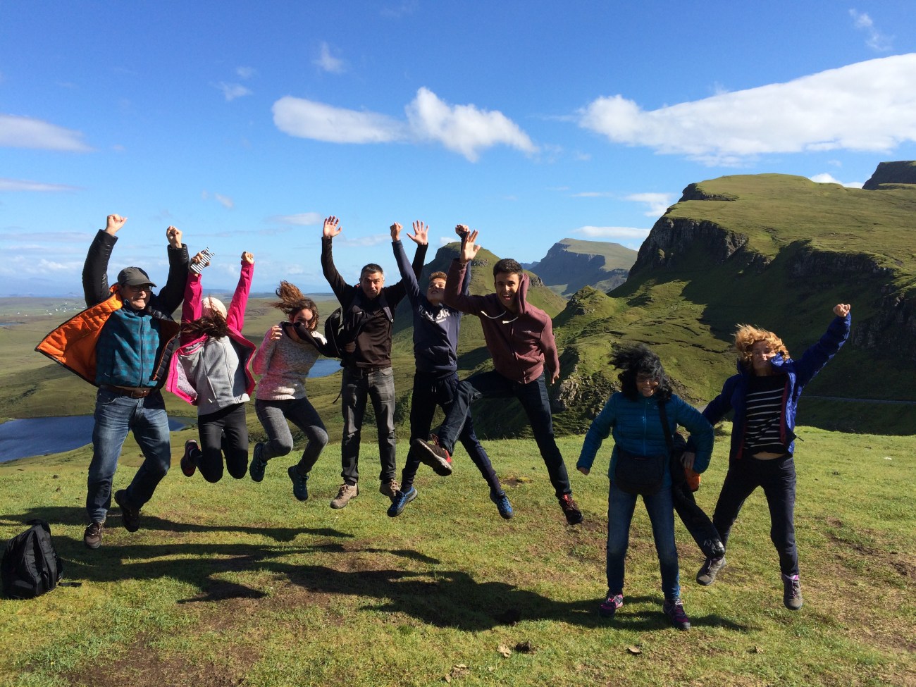Grupo de turistas en la isla de Skye guiado por Escocia Tours