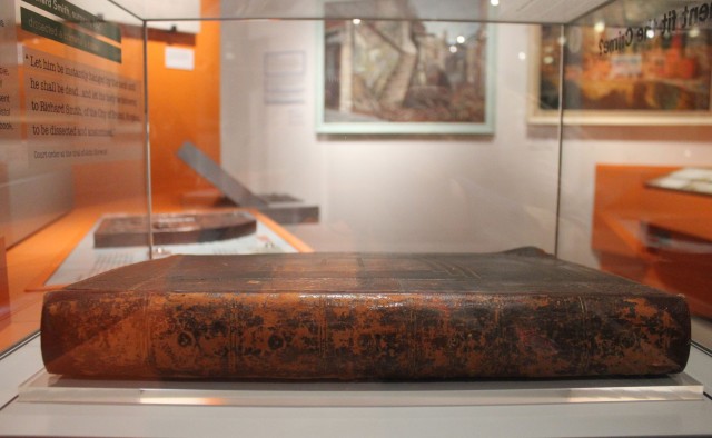 Libro encuadernado con piel humana en el museo M Shed de Bristol