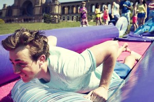 Tobogán inflable de agua en el Summer Festival de Londres