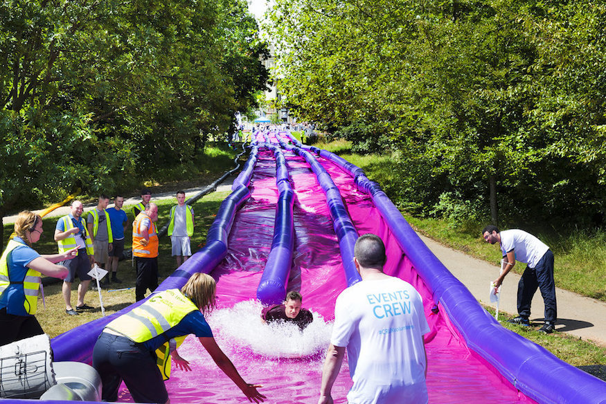 Tobogán inflable de agua en el Summer Festival de Londres