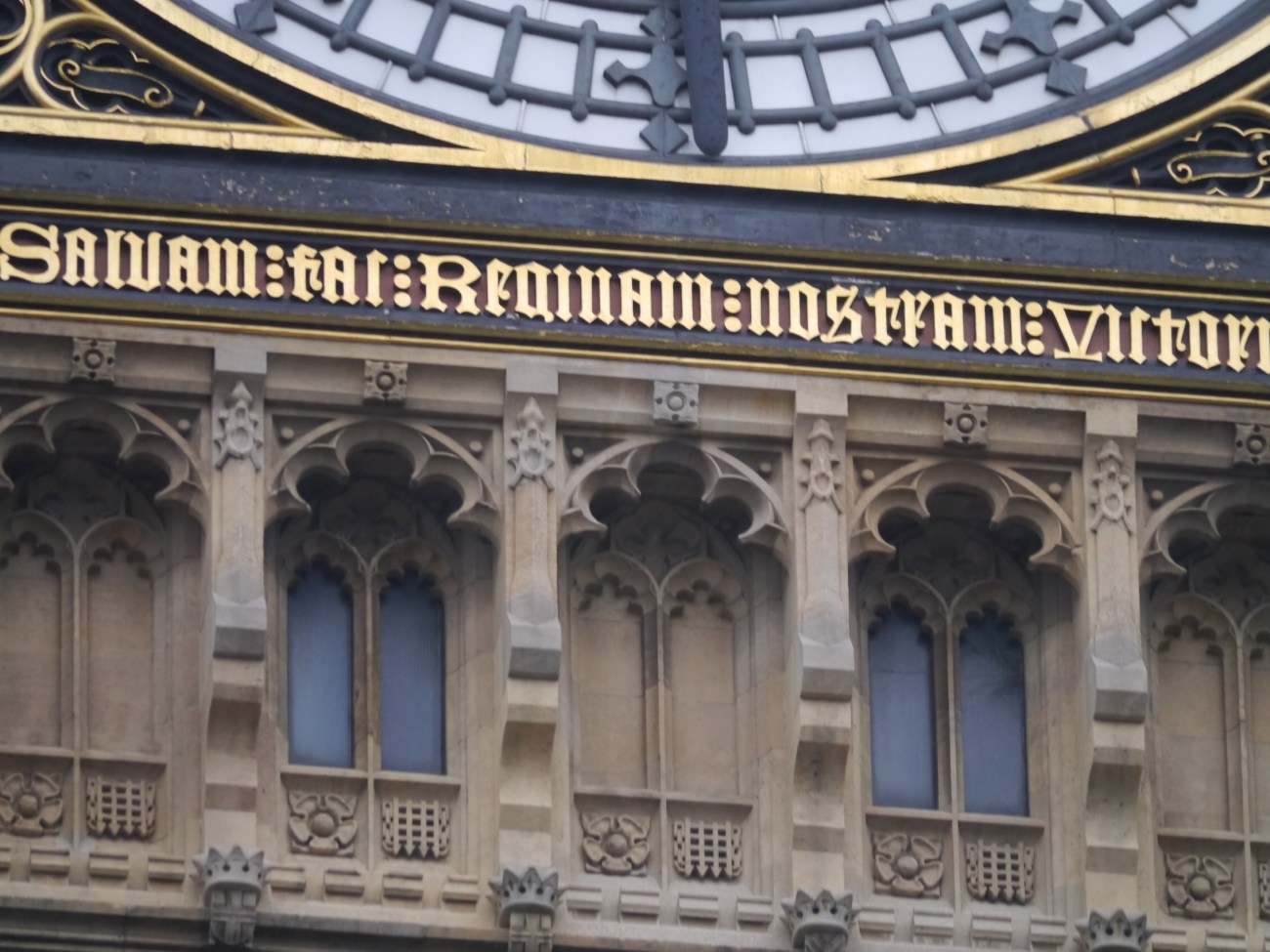 Inscripción en latín en el Big Ben de Londres