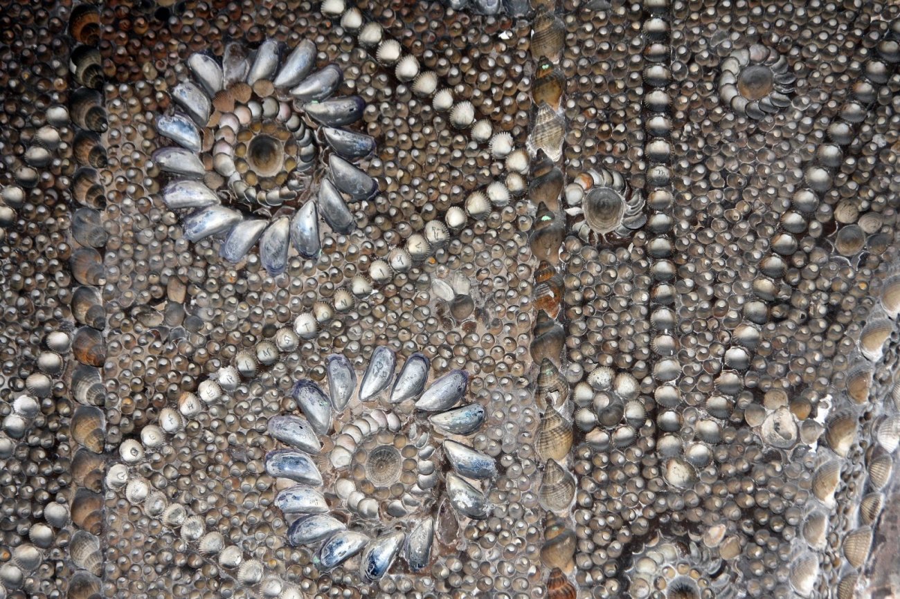 El interior de Shell Grotto, en Gales