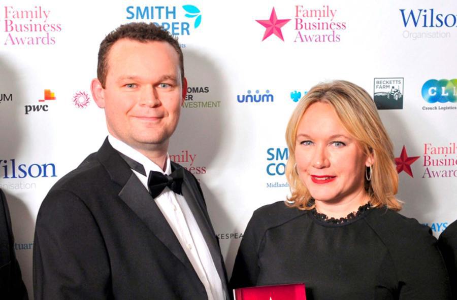 Elliott y Dominique Peckett de Smiffys en los premios Midlands Family Business en 2014