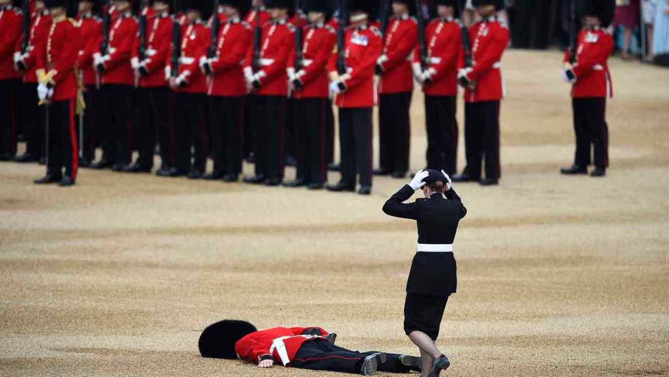 Desmayo de un guardia real ingles durante la celebración del 90º cumpleaños de la reina Isabel II
