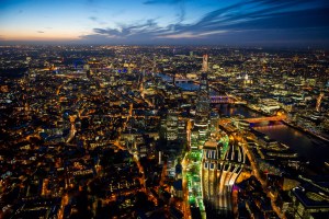 Londres de noche, desde el aire