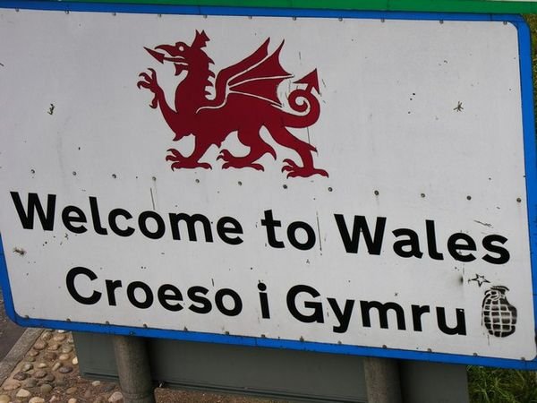 2513257-welcome-to-wales-english-and-welsh-0