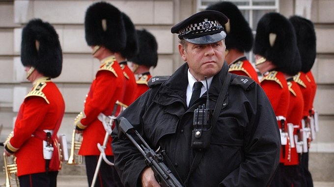Policía en el Buckingham Palace