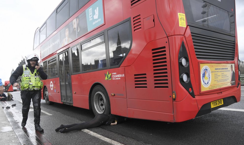 mujer debajo autobús ataque londres