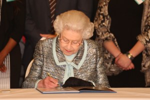 La reina de inglaterra firmando
