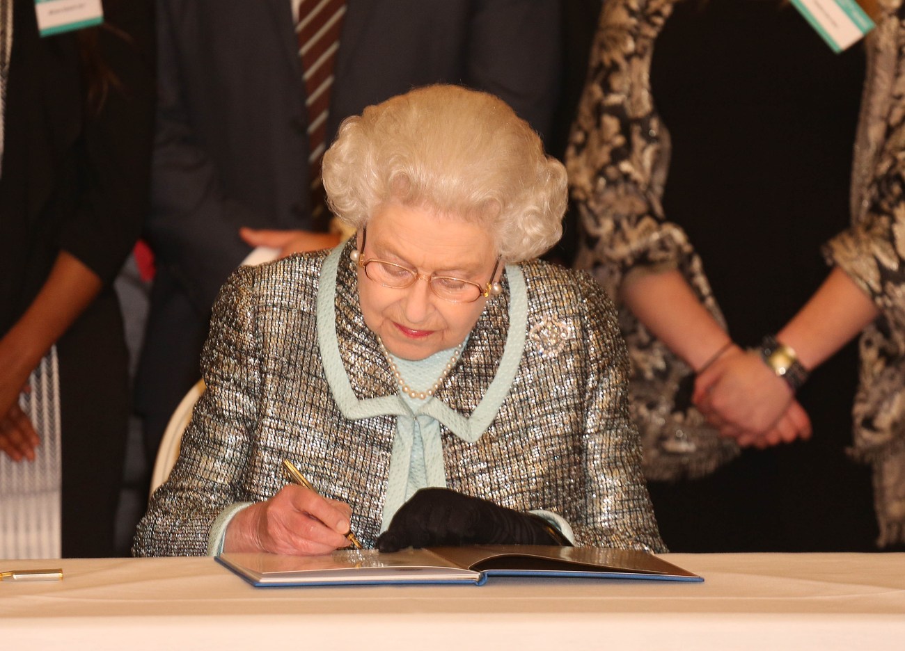 La reina de inglaterra firmando