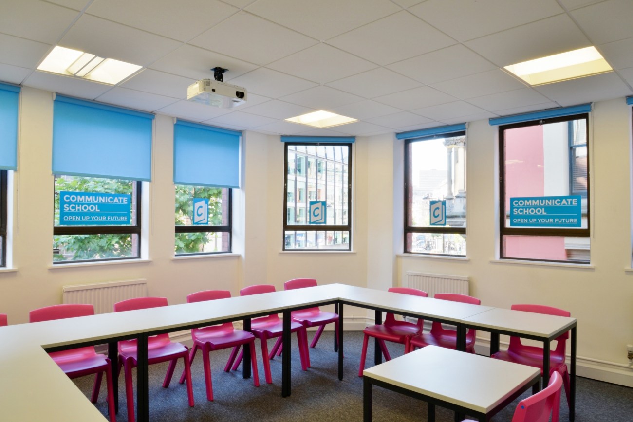 Una de las aulas de la academia de inglés Communicate School, en Manchester