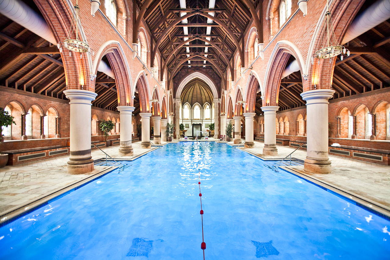Repton Park, una iglesia de Londres transformada en una enorme piscina